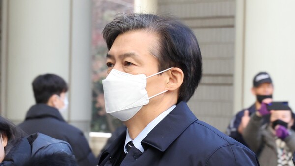 조국 전 법무부 장관이 2022년 12월 2일 서울중앙지법에서 열린 1심 결심 공판에 출석하고 있다. 2022.12.2 (연합뉴스 자료사진)