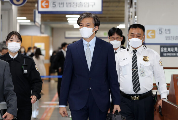 조국 전 법무부 장관이 서울중앙지법에서 열린 1심 속행 공판에 출석하고 있다. 2022.10.14 (연합뉴스 자료사진)