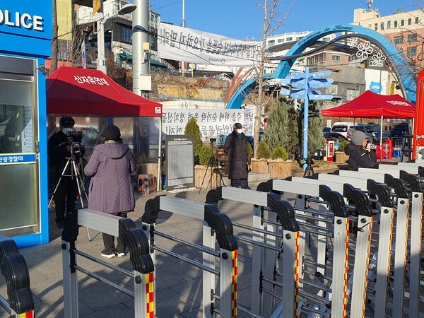 ​2일 오후 서울 용산구 녹사평역 인근에 마련된 10·29 참사 시민분향소 바로 옆에서 신자유연대 관련 보수 유튜버들이 유족과 시민들을 무단으로 촬영하고 있다. 2022.1.2. 김성진 기자