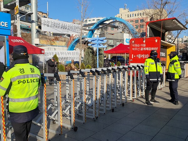 2일 오후 서울 용산구 녹사평역 인근에 마련된 10·29 참사 시민분향소 주변에 경찰 병력이 배치되어 있다. 2022.1.2. 김성진 기자