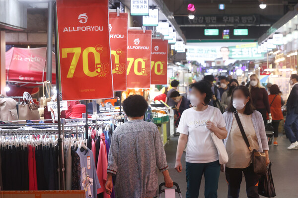 신종 코로나바이러스 감염증(코로나19) 방역 조치로 피해를 입은 소상공인·자영업자들에 대한 최대 1000만 원의 손실보전금이 지급되기 시작한 30일 서울 시내 한 재래시장 옷가게에 붙은 할인 안내문. 2022.5.30 연합뉴스