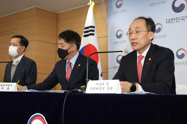 추경호 경제부총리 겸 기획재정부 장관이 3일 정부서울청사 브리핑실에서 장영진 산업통상자원부 1차관이 배석한 가운데 반도체 등 세제지원 강화 방안을 발표하고 있다. 2023.1.3 연합뉴스