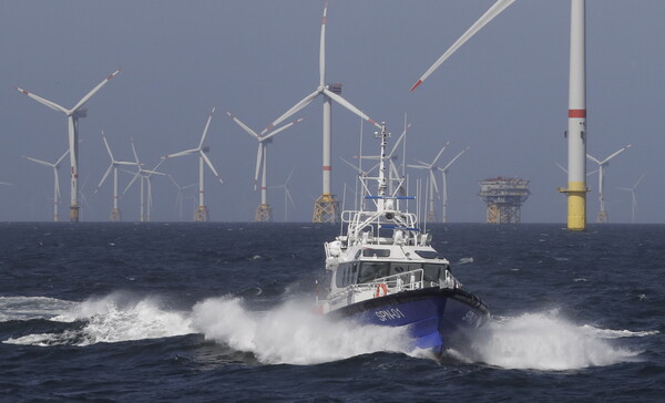 벨기에 해역의 풍력 에너지 단지(WIND FARM) 주변을 벨기에 경찰선이 순찰하고 있다. (EPA=연합뉴스)