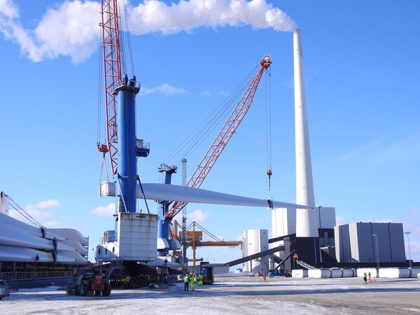 덴마크 에스비에르(Esbjerg)의 풍력공업단지에서 크레인이 풍력발전기 날개를 들어 올리고 있다. (DPA=연합뉴스)