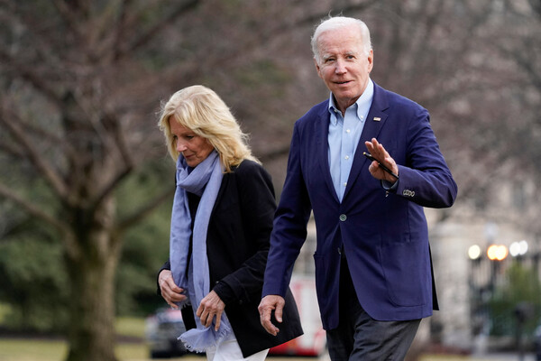 미국령 버진아일랜드에서 신년 휴가를 마친 조 바이든 미국 대통령 부부가 2일 백악관에 도착해 취재진에 인사를 하고 있다. 2023. 1. 2 로이터연합뉴스 