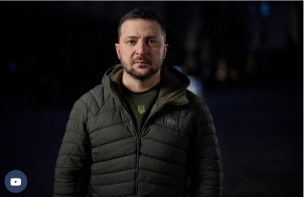 볼로디미르 젤렌스키 우크라이나 대통령이 31일 점퍼 차림으로 신년 연설을 하고 있다. 우크라이나 대통령실 