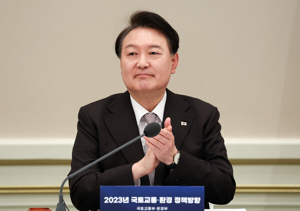 윤석열 대통령이 3일 오후 청와대 영빈관에서 열린 2023년 국토교통부-환경부 업무보고에서 박수치고 있다. 2023.1.3 [대통령실 제공] 연합뉴스