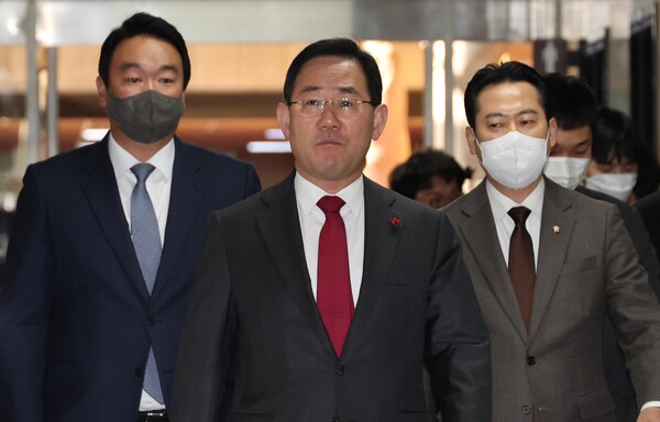국민의힘 주호영 원내대표(가운데)와 정개특위위원인 정희용(왼쪽), 장동혁 의원(오른쪽)이 4일 오전 서울 여의도 국회에서 열린 국민의힘 원내대표-정개특위위원 선거구제 개편 관련 비공개 긴급회의에 참석하고 있다. 2023.1.4. 연합뉴스