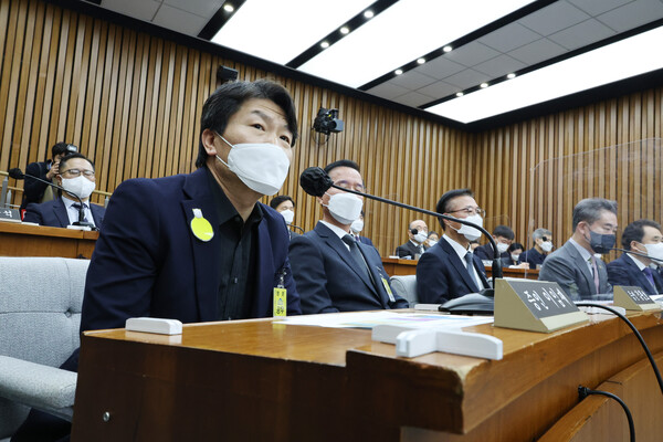 이임재 전 용산경찰서장이 4일 국회에서 열린 '이태원 참사 국정조사 특별위원회 1차 청문회'에서 의원 질의에 답변하고 있다. 2023.1.4 (연합뉴스)