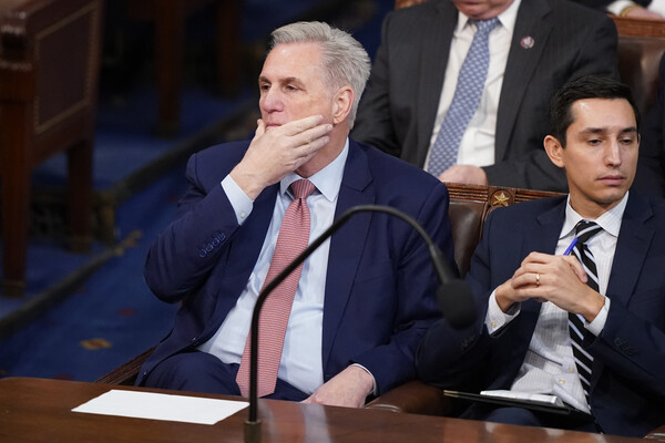 (워싱턴DC 로이터=연합뉴스) 미국 공화당의 케빈 매카시 하원 원내대표가 의회 개회 이틀째인 4일(현지시간) 워싱턴DC 국회의사당에서 실시된 4차 하원의장 선출 투표에서도 당선에 실패하자 좌절한 표정을 지으며 머리를 쓰다듬고 있다. 6차 투표까지 마친 뒤 정회에 들어간 하원은 이날 오후 8시에 7차 투표를 이어갈 예정이다. 2023.01.05 로이터 연합뉴스