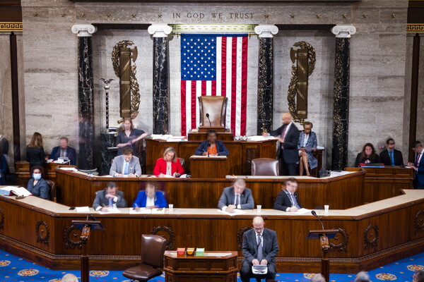 미국 의회 개회 이틀째인 4일(현지시각) 하원의원과 서기들이 워싱턴DC 국회의사당에서 실시된 6차 하원의장 선출 투표 결과를 집계하고 있다. 이날 공화당 강경파 의원들이 자당의 케빈 매카시 하원 원내대표가 아닌 다른 후보에게 표를 던지면서 어느 의장 후보도 과반(218표) 득표를 하지 못했다. 공화당 강경파는 조 바이든 행정부에 대한 고강도 견제를 위해 의사규칙 변경 등을 요구하며 매카시 원내대표를 계속 압박하고 있다. 2023.01.05. EPA 연합뉴스