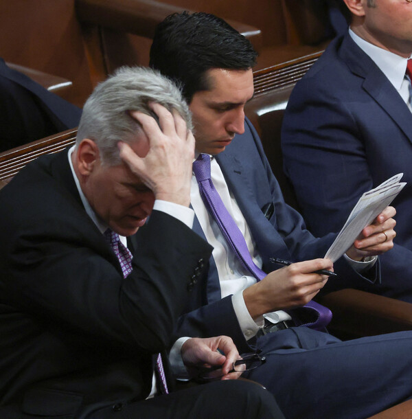 미국 공화당의 케빈 매카시 하원 원내대표가 의회 개회 이틀째인 4일(현지시각) 워싱턴DC 국회의사당에서 실시된 4차 하원의장 선출 투표에서도 당선에 실패하자 좌절한 표정을 지으며 머리를 쓰다듬고 있다. 6차 투표까지 마친 뒤 정회에 들어간 하원은 이날 오후 8시에 7차 투표를 이어갈 예정이다. 2023.01.05. 로이터  연합뉴스