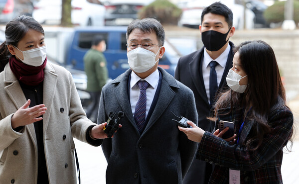 화천대유자산관리 대주주 김만배 씨가 9일 오전 서초구 서울중앙지방법원에서 열린 대장동 개발 사업 로비·특혜 의혹 관련 1심 속행 공판에 출석하고 있다. 2022.12.9. 연합뉴스