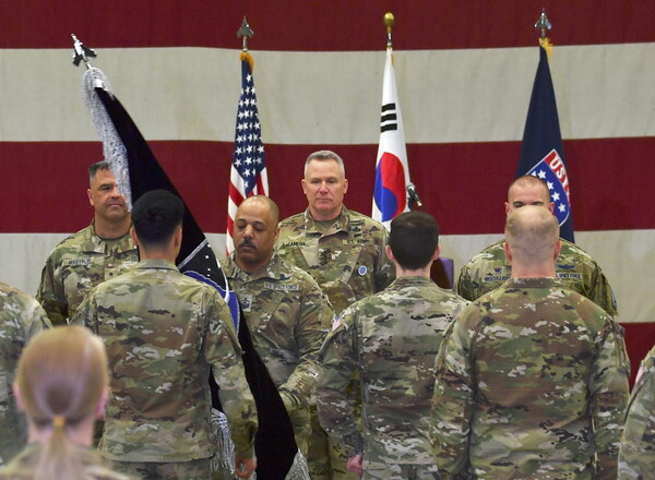 폴 러캐머라 주한미군 겸 한미 연합사 사령관(가운데)이 지난해 12월 22일 경기도 평택 오산공군기지에서 열린 주한미군 우주군 사령부 창설식에서 사령부 깃발을 증정하고 있다. 우주군 사령부(사령관 준장)는 북한의 핵 및 미사일 활동을 감시하는 임무를 수행한다. 2022.12.22  EPA연합뉴스 