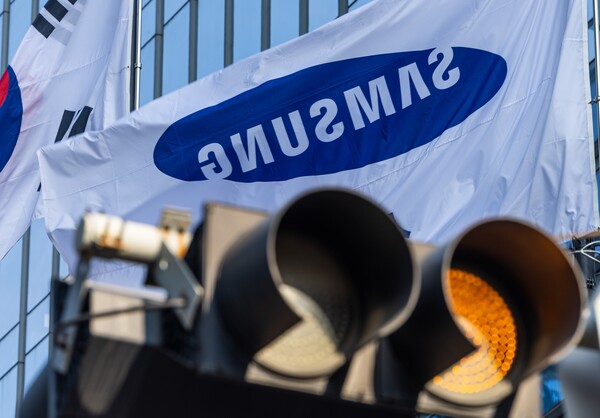 삼성전자가 지난해 4분기 영업이익 실적을 발표한 6일 서울 서초구 삼성 사옥 앞에 걸린 삼성 깃발 아래 노란 경고들이 들어와 있다. 연합뉴스