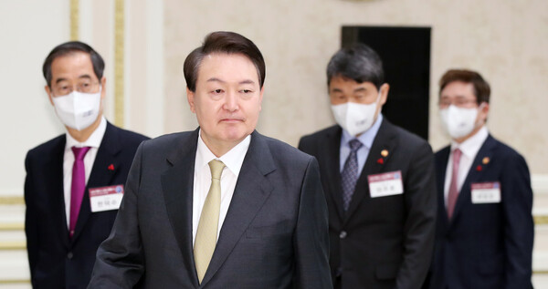 윤석열 대통령이 5일 청와대 영빈관에서 열린 교육부-문화체육관광부 업무보고에 입장하고 있다. 2023.1.5. 연합뉴스