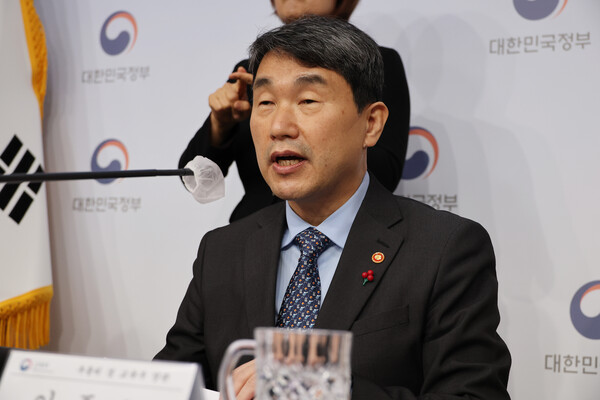 이주호 사회부총리 겸 교육부 장관이 5일 정부서울청사 브리핑실에서 교육부의 새해 업무보고를 마치고 브리핑을 하고 있다. 2023.1.5. 연합뉴스