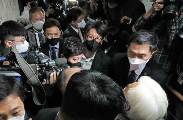 이종철 10·29 이태원 참사 유가족협의회 대표(오른쪽 아래)가 6일 오후 국회에서 열린 '이태원 참사 국정조사 특별위원회' 2차 청문회 정회 뒤 이상민 행정안전부 장관(왼쪽 위)과의 대화를 시도하다 경위들에게 제지당하고 있다. 2023.1.6. 연합뉴스