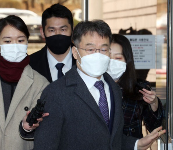 화천대유자산관리 대주주 김만배 씨가 9일 오전 서초구 서울중앙지방법원에서 열린 대장동 개발 사업 로비·특혜 의혹 관련 1심 속행 공판에 출석하고 있다. 2022.12.9 [공동취재] 연합뉴스