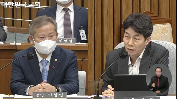 민주당 윤건영 의원(오른쪽)이 이상민 행정안전부 장관을 대상으로 중대본에서 '압사' 단어 제외 지시가 내려간 경위를 묻고 있다. 국회방송