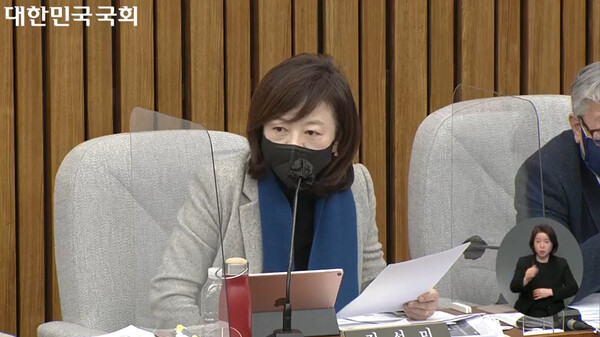 민주당 진선미 의원이 국회 이태원 참사 국정조사위 2차 청문회에서 "이태원 참사 피해자와 유족들에 대한 2차 가해에 정부가 손놓고 방치하고 있다"며 이상민 행정안전부 장관을 질타하고 있다. 2022.1.6.국회방송