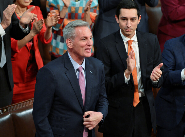 미국 하원은 의회 공전 4일째인 6일(현지시간) 본회의를 열고 제118대 의회의 의장을 선출하기 위한 투표를 이어갔으며 자정을 넘긴 7일 새벽 15번째 투표 끝에 당선자를 확정했다. 2023. 01 07. 로이터=연합뉴스