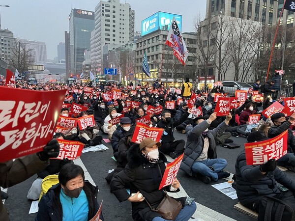 7일 오후 서울 지하철 2호선 시청역~숭례문 앞 대로 구간에서 열린 '22차 촛불대행진'에서 시민들이 '윤석열 퇴진'을 외치고 있다. 2023. 1. 7. 김성진 기자