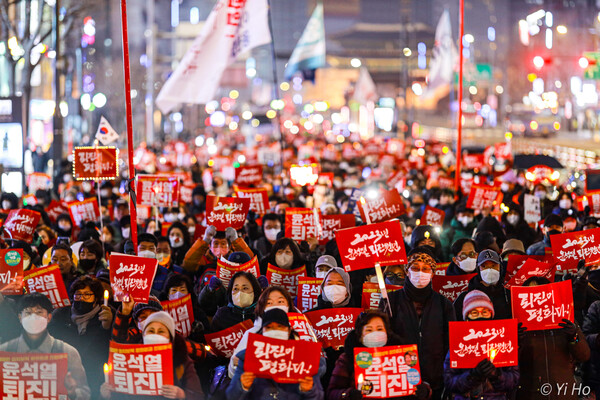 ​7일 오후 서울 지하철 2호선 시청역~숭례문 앞 대로 구간에서 열린 '22차 촛불대행진'에서 시민들이 '윤석열 퇴진' 등의 구호를 외치고 있다. 2023. 1. 7. 사진 이 호 작가