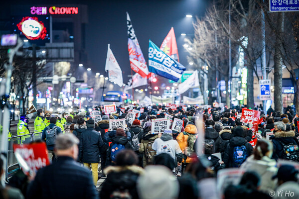 ​7일 오후 서울 지하철 2호선 시청역~숭례문 앞 대로 구간에서 열린 '22차 촛불대행진'. 2023. 1. 7 사진 이 호 작가