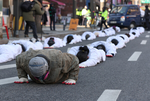 비정규직 이제그만 공동투쟁 관계자들이 28일 오전 서울 마포구 경총회관에서 마포역 방향으로 노동조합 및 노동관계조정법 개정안(노조법) 2·3조 개정을 촉구하며 오체투지를 하고 있다. 2022.12.28. 연합뉴스