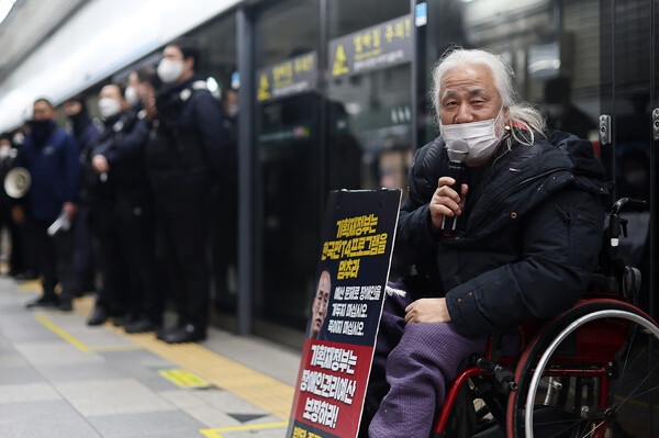 5일 오전 서울 4호선 혜화역에서 열린 전국장애인차별철폐연대(전장연) 지하철 선전전에서 박경석 전장연 대표가 발언하고 있다. 2023.1.5. 연합뉴스