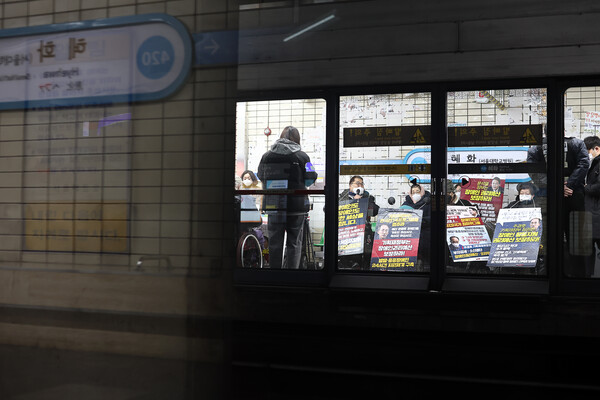 5일 오전 서울 4호선 혜화역에서 전국장애인차별철폐연대(전장연)가 지하철 선전전을 벌이고 있다. 2023.1.5. 연합뉴스