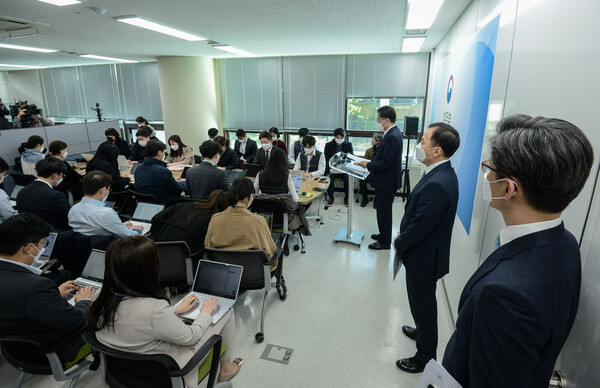 이정수 법무부 검찰국장과 류혁 법무부 감찰관이 2021년 3월 22일 오후 서울 서초구 서울고검 의정관에서 한명숙 모해위증 불기소 관련 법무부 입장을 발표하고 있다. 2021.3.22 연합뉴스