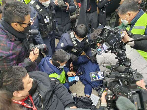 3일 서울 용산구 삼각지역 4호선 승강장에서 삼각지역 역장 구기정(52)씨가 쓰러져 있다. 2023.1.3. 김성진 기자