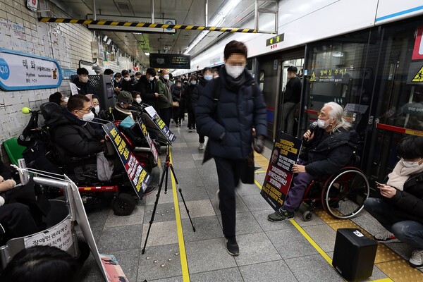 5일 오전 서울 4호선 혜화역에서 전국장애인차별철폐연대(전장연)가 지하철 선전전을 이어가고 있다. 2023.1.5. 연합뉴스