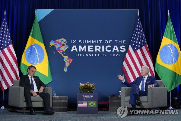 미국 로스앤젤레스에서 열린 미주 정상회의에 참석한 조 바이든 미국 대통령(오른쪽과 자이르 보우소나루 브라질 대통령이 양자 정상회담을 하고 있다. 2022.06.10 AP=연합뉴스