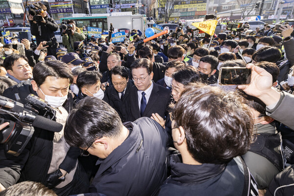 '성남FC 후원금 의혹' 사건과 관련해 더불어민주당 이재명 대표가 10일 오전 경기도 성남시 수원지방검찰청 성남지청에 피의자 신분으로 조사를 받기 위해 출석하고 있다. 2023.1.10 [사진공동취재단] 연합뉴스