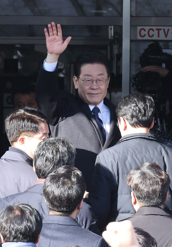 '성남FC 후원금 의혹' 사건과 관련해 더불어민주당 이재명 대표가 10일 오전 경기도 성남시 수원지방검찰청 성남지청에 피의자 신분으로 조사를 받기 위해 출석하고 있다. 2023.1.10 [사진공동취재단]