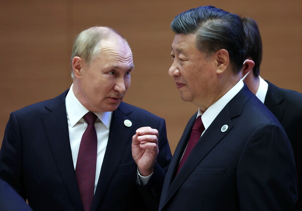 시진핑 중국 국가주석이 지난해 9월 16일 우즈베키스탄 사마르칸트에서 열린 상하이 협력기구 정상회의에서 블라디미르 푸틴 러시아 대통령을 만나고 있다. 러·중은 우크라이나 전쟁 개전 직전 '한계가 없는 협력'을 다짐했다.  2022.9.16 EPA연합뉴스 