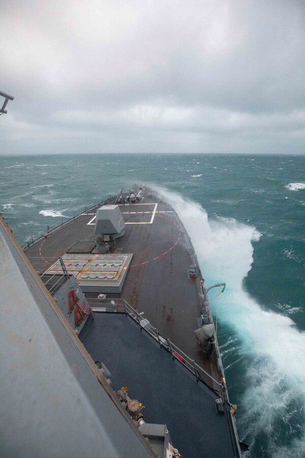 지난 5일 대만해협에서 미 해군 구축함 충훈호가 항행을 하고 있다. 미 해군은 '자유롭고 개방된 인도·태평양' 수호를 다짐한 공약의 일환으로 펼쳐진 작전이라고 밝혔다. 2023.1.5 EPA연합뉴스 