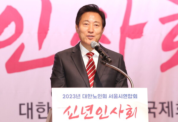 9일 오전 서울 중구 대한상공회의소 국제회의장에서 열린 2023년 대한노인회 서울시연합회 신년 인사회에서 오세훈 서울시장이 인사말을 하고 있다. 2023.1.9. 연합뉴스