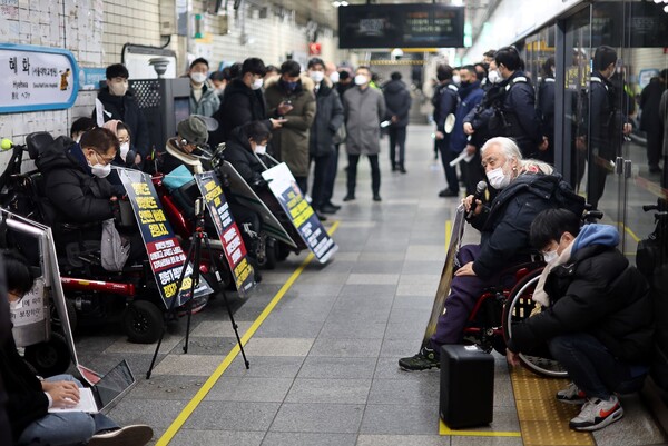 5일 오전 서울 4호선 혜화역에서 전국장애인차별철폐연대(전장연)가 지하철 선전전을 이어가고 있다. 2023.1.5. 연합뉴스