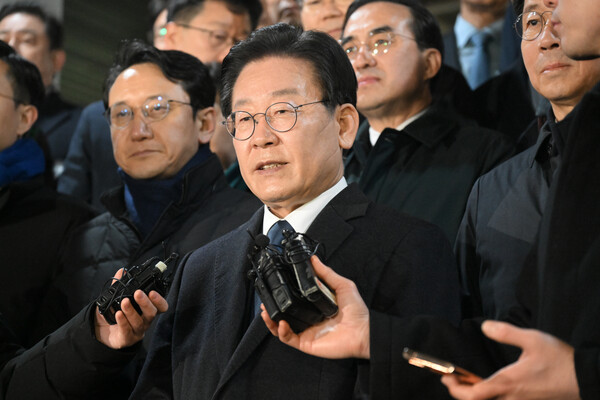 '성남FC 후원금 의혹' 사건과 관련해 더불어민주당 이재명 대표가 10일 오후 경기도 성남시 수원지방검찰청 성남지청에서 조사를 받은 뒤 귀가하며 취재진의 질문에 답하고 있다 2023.1.10 [공동취재] 연합뉴스