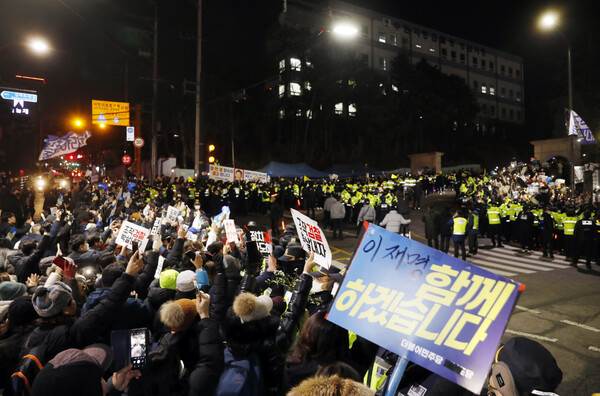 '성남FC 후원금 의혹' 사건과 관련해 더불어민주당 이재명 대표가 10일 오후 경기도 성남시 수원지방검찰청 성남지청에서 조사를 받은 뒤 귀가하는 모습을 보기 위해 지지자들이 모여 있다. 2023.1.10 [공동취재] 연합뉴스