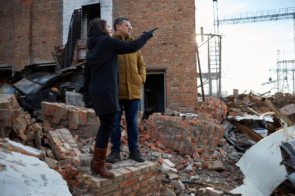 안나레나 배어복 독일 외교장관(왼쪽)이 10일(현지시각) 우크라이나 동부 하르키우를 깜짝 방문해 드미트로 쿨레바 우크라이나 외교장관과 함께 피해상황을 살피고 있다. 이에 앞서 배어복 장관은 다른 곳에서 쿨레바 장관과 회담을 열었다. 배어복 장관은 하르키우를 방문한 자리에서 우크라이나에 대한 지속적인 지원을 약속하면서 우크라이나의 유럽연합(EU) 가입에도 진전이 있도록 돕겠다고 밝혔다. 2023.01.11. EPA 연합뉴스