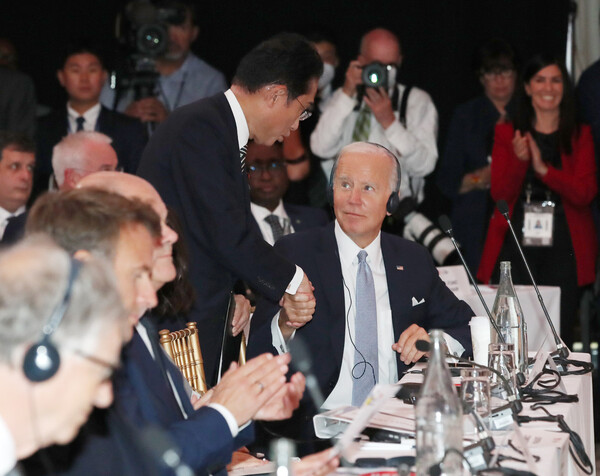 조 바이든 미국 대통령이 지난해 미국 뉴욕 한 빌딩에서 열린 글로벌펀드 제7차 재정공약회의에서 연설을 마친 기시다 후미오 일본 총리와 악수를 하고 있다. [연합뉴스 자료사진]