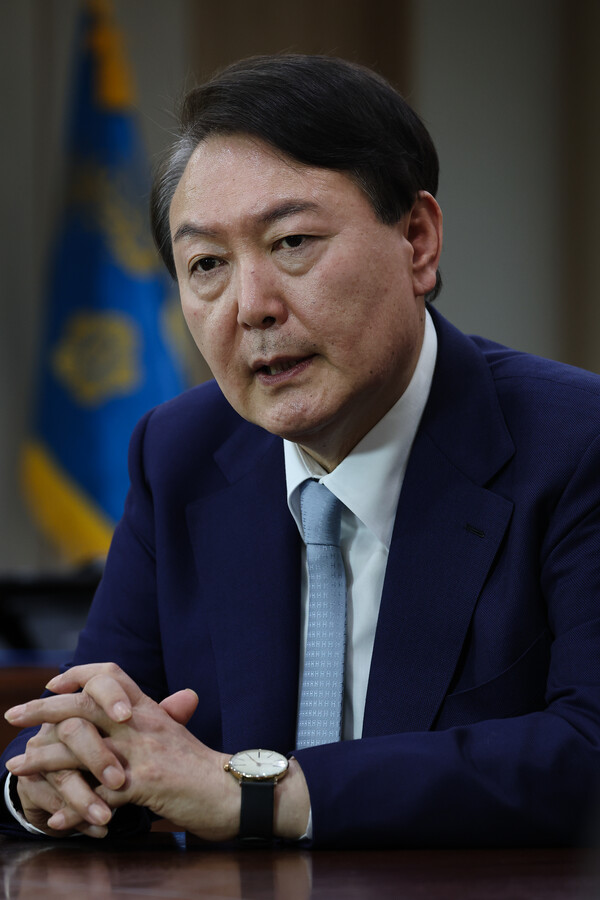 윤석열 대통령이 지난 10일 서울 용산 대통령실 청사에서 AP통신과 인터뷰를 하고 있다. 2023.1.11 [대통령실 제공] 연합뉴스