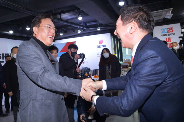 국민의힘 정진석 비상대책위원장과 김기현 의원이 11일 오후 서울 여의도 국민의힘 중앙당사에서 열린 국민의힘 서울시당 신년인사회에서 인사를 나누고 있다. 2023.1.11 [국회사진기자단] 연합뉴스