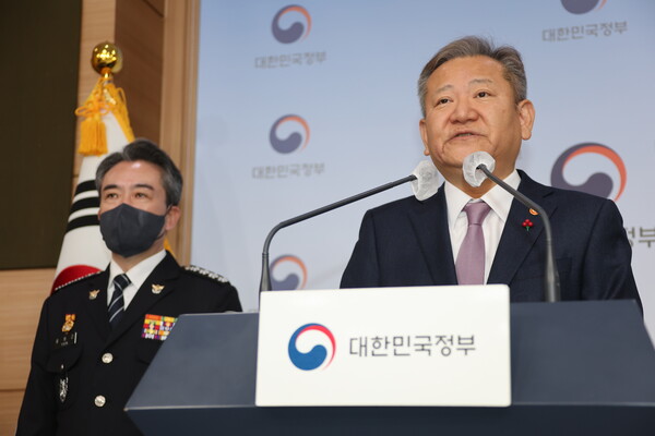 이상민 행정안전부 장관(오른쪽)이 19일 정부서울청사에서 윤희근 경찰청장이 동석한 가운데 경찰 조직·인사 제도 개선방안 브리핑을 하고 있다. 2022.12.19. 연합뉴스