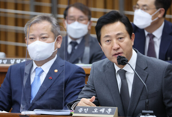 오세훈 서울시장이 6일 오후 국회에서 열린 '이태원 참사 국정조사 특별위원회' 2차 청문회에서 의원질의에 답변하고 있다. 왼쪽은 이상민 행정안전부 장관. 2023.1.6. 연합뉴스